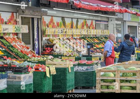 Supermercato turco con frutta e verdura, Potsdamer Straße, Schöneberg, Tempelhof-Schöneberg, Berlino, Germania, Türkischer Supermarkt mit Obst und Foto Stock