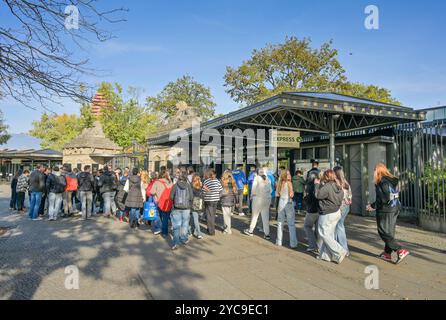 Visitatori, coda, Löwentor, Hardenbergplatz, Giardino zoologico, Tiergarten, Mitte, Berlino, Germania, Besucher, Menschenschlange, Zoologischer Garten, De Foto Stock