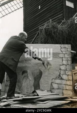 Il pittore belga Leonid Fridman distrugge le sue opere, 1964 Foto Stock