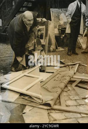 Il pittore belga Leonid Fridman distrugge le sue opere, 1964 Foto Stock