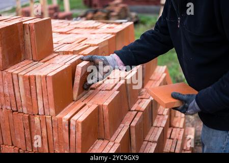 Soulaines-Dhuys (Francia nord-orientale): Lavorare con l'argilla nella fabbrica di ceramiche e piastrelle Royer seguendo tecniche ancestrali per 6 generazioni, maki Foto Stock