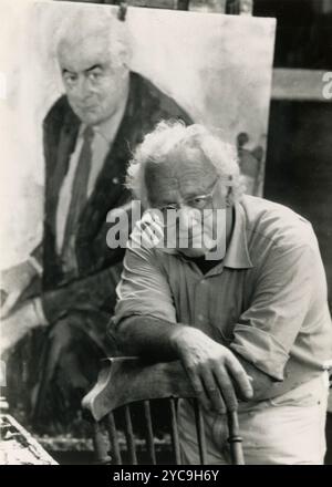 Artista australiano Clifton Pugh con il suo ritratto di Gough Whitlam, anni '1980 Foto Stock