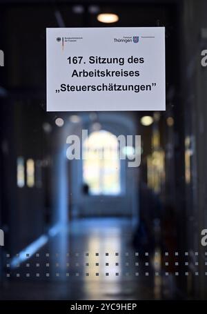 Gotha, Germania. 22 ottobre 2024. La 167a riunione del gruppo di lavoro "stima fiscale" è scritta su un foglio di carta nel centro di istruzione dell'amministrazione fiscale della Turingia. Le entrate fiscali del governo federale, degli stati federali e dei comuni per gli anni dal 2024 al 2029 sono stimate. Oltre al Ministero federale delle Finanze, il gruppo di lavoro comprende anche il Ministero federale dell'economia, cinque istituti di ricerca economica, l'Ufficio federale di statistica, la Deutsche Bundesbank e i ministeri federali delle finanze. Crediti: Martin Schutt/dpa/Alamy Live News Foto Stock