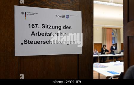 Gotha, Germania. 22 ottobre 2024. Gli esperti iniziano la 167a riunione del gruppo di lavoro "stima fiscale" presso il Centro di formazione dell'amministrazione fiscale della Turingia. Le entrate fiscali del governo federale, degli stati federali e dei comuni per gli anni dal 2024 al 2029 sono stimate. Oltre al Ministero federale delle Finanze, il gruppo di lavoro comprende anche il Ministero federale dell'economia, cinque istituti di ricerca economica, l'Ufficio federale di statistica, la Deutsche Bundesbank e i ministeri federali delle finanze. Crediti: Martin Schutt/dpa/Alamy Live News Foto Stock