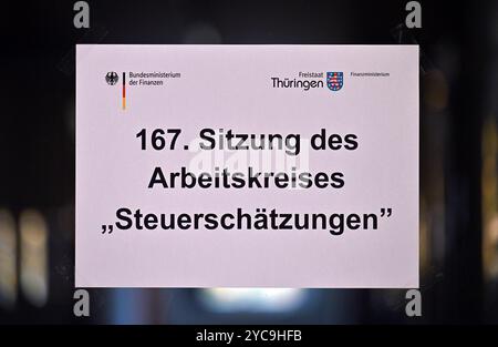 Gotha, Germania. 22 ottobre 2024. La "167a riunione del gruppo di lavoro sulla stima fiscale" è scritta su un foglio di carta nel centro di istruzione dell'amministrazione fiscale della Turingia. Stima le entrate fiscali del governo federale, degli stati federali e dei comuni per gli anni dal 2024 al 2029. Oltre al Ministero federale delle Finanze, il gruppo di lavoro comprende anche il Ministero federale dell'economia, cinque istituti di ricerca economica, l'Ufficio federale di statistica, la Deutsche Bundesbank e i ministeri federali delle finanze. Crediti: Martin Schutt/dpa/Alamy Live News Foto Stock