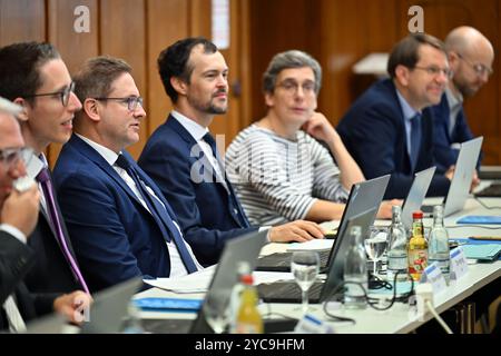 Gotha, Germania. 22 ottobre 2024. Gli esperti iniziano la 167a riunione del gruppo di lavoro "stima fiscale" presso il Centro di formazione dell'amministrazione fiscale della Turingia. Le entrate fiscali del governo federale, degli stati federali e dei comuni per gli anni dal 2024 al 2029 sono stimate. Oltre al Ministero federale delle Finanze, il gruppo di lavoro comprende anche il Ministero federale dell'economia, cinque istituti di ricerca economica, l'Ufficio federale di statistica, la Deutsche Bundesbank e i ministeri federali delle finanze. Crediti: Martin Schutt/dpa/Alamy Live News Foto Stock