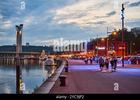 Rouen (Francia settentrionale): Atmosfera serale sulle rive della Senna. Turisti che passeggiano lungo le banchine all'Hangar 9 *** didascalia locale * Foto Stock