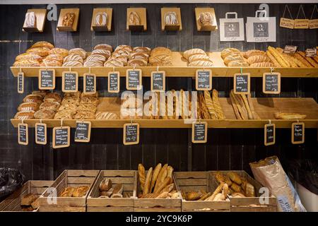 Vari tipi di pane in una panetteria: Baguette, pane tradizionale e speciale *** didascalia locale *** Foto Stock