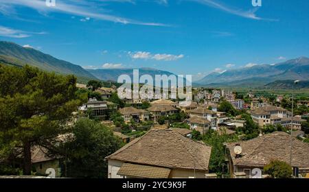 Una vista panoramica della storica città vecchia di Gjirokaster nel sud dell'Albania. Gjirokaster è famosa per la sua architettura ottomana, patrimonio dell'umanità dell'UNESCO Foto Stock