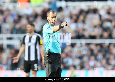 Arbitro Peter Bankes - Newcastle United contro Brighton & Hove Albion, Premier League, St James' Park, Newcastle upon Tyne, Regno Unito - 19 ottobre 2024 solo uso editoriale - si applicano restrizioni DataCo Foto Stock