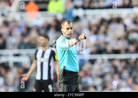 Arbitro Peter Bankes - Newcastle United contro Brighton & Hove Albion, Premier League, St James' Park, Newcastle upon Tyne, Regno Unito - 19 ottobre 2024 solo uso editoriale - si applicano restrizioni DataCo Foto Stock