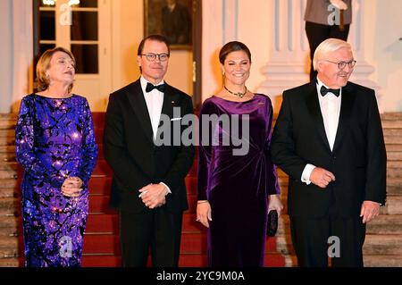 Elke Büdenbender, Prinz Daniel von Schweden, Kronprinzessin Victoria von Schweden und Frank-Walter Steinmeier bei der Ankunft zum Abendessen anlässlich des 25. Jubiläums der Nordischen Botschaften im Schloss Bellevue. Berlino, 21.10.2024 *** Elke Büdenbender, il principe Daniel di Svezia, la principessa ereditaria Vittoria di Svezia e Frank Walter Steinmeier arrivano per cena in occasione del 25° anniversario delle ambasciate nordiche al Bellevue Palace di Berlino, 21 10 2024 foto:XF.xKernx/xFuturexImagex abendessen bellevue 4014 Foto Stock