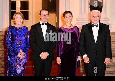 Elke Büdenbender, Prinz Daniel von Schweden, Kronprinzessin Victoria von Schweden und Frank-Walter Steinmeier bei der Ankunft zum Abendessen anlässlich des 25. Jubiläums der Nordischen Botschaften im Schloss Bellevue. Berlino, 21.10.2024 *** Elke Büdenbender, il principe Daniel di Svezia, la principessa ereditaria Vittoria di Svezia e Frank Walter Steinmeier arrivano per cena in occasione del 25° anniversario delle ambasciate nordiche al Bellevue Palace di Berlino, 21 10 2024 foto:XF.xKernx/xFuturexImagex abendessen bellevue 4015 Foto Stock