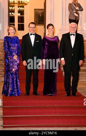 Elke Büdenbender, Prinz Daniel von Schweden, Kronprinzessin Victoria von Schweden und Frank-Walter Steinmeier bei der Ankunft zum Abendessen anlässlich des 25. Jubiläums der Nordischen Botschaften im Schloss Bellevue. Berlino, 21.10.2024 *** Elke Büdenbender, il principe Daniel di Svezia, la principessa ereditaria Vittoria di Svezia e Frank Walter Steinmeier arrivano per cena in occasione del 25° anniversario delle ambasciate nordiche al Bellevue Palace di Berlino, 21 10 2024 foto:XF.xKernx/xFuturexImagex abendessen bellevue 4012 Foto Stock