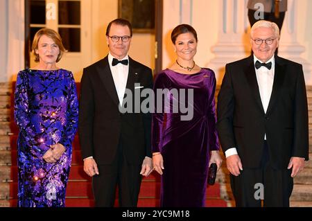 Elke Büdenbender, Prinz Daniel von Schweden, Kronprinzessin Victoria von Schweden und Frank-Walter Steinmeier bei der Ankunft zum Abendessen anlässlich des 25. Jubiläums der Nordischen Botschaften im Schloss Bellevue. Berlino, 21.10.2024 *** Elke Büdenbender, il principe Daniel di Svezia, la principessa ereditaria Vittoria di Svezia e Frank Walter Steinmeier arrivano per cena in occasione del 25° anniversario delle ambasciate nordiche al Bellevue Palace di Berlino, 21 10 2024 foto:XF.xKernx/xFuturexImagex abendessen bellevue 4016 Foto Stock