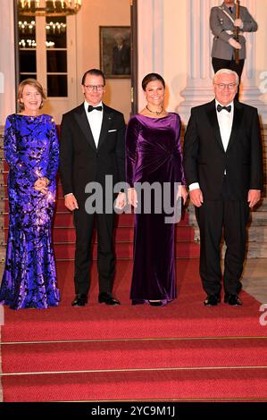 Elke Büdenbender, Prinz Daniel von Schweden, Kronprinzessin Victoria von Schweden und Frank-Walter Steinmeier bei der Ankunft zum Abendessen anlässlich des 25. Jubiläums der Nordischen Botschaften im Schloss Bellevue. Berlino, 21.10.2024 *** Elke Büdenbender, il principe Daniel di Svezia, la principessa ereditaria Vittoria di Svezia e Frank Walter Steinmeier arrivano per cena in occasione del 25° anniversario delle ambasciate nordiche al Bellevue Palace di Berlino, 21 10 2024 foto:XF.xKernx/xFuturexImagex abendessen bellevue 4013 Foto Stock