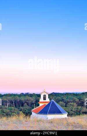 Labenne (Francia sud-occidentale): La Cappella di Sainte-Thérèse costruita sulle dune, vicino al centro termale medico 'Hélio-Marin de Labenne Océan'. Appartiene a. Foto Stock