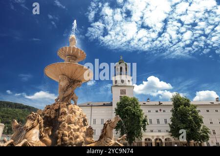 Acqua antica fontana del Residence in piazza Residenzplatz a Salisburgo, Austria Foto Stock