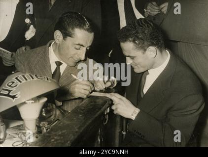 Il ciclista professionista italiano Fausto Coppi e il pugile francese Alphonse Halimi, 1957 anni Foto Stock