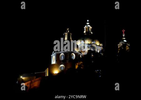 Cholula, Mexiko. 19 ottobre 2024. Cholula de Rivadavia, Puebla, Messico; 10.20.2024.- Cholula (il suo nome significa luogo di fuga), città multiculturale con grandi radici indigene, accoglie i visitatori con piramidi nascoste sotto le colline con chiese che le coronano, gastronomia sincretica, gente amichevole e chiamata città magica, con circa 365 cupole di templi cattolici, un vulcano attivo e musica notturna. Crediti: Juan Carlos Rojas/dpa/Alamy Live News Foto Stock