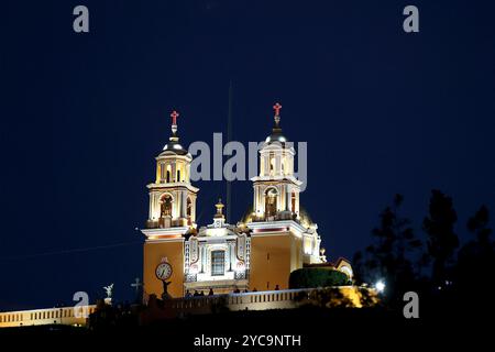 Cholula, Mexiko. 19 ottobre 2024. Cholula de Rivadavia, Puebla, Messico; 10.20.2024.- Cholula (il suo nome significa luogo di fuga), città multiculturale con grandi radici indigene, accoglie i visitatori con piramidi nascoste sotto le colline con chiese che le coronano, gastronomia sincretica, gente amichevole e chiamata città magica, con circa 365 cupole di templi cattolici, un vulcano attivo e musica notturna. Crediti: Juan Carlos Rojas/dpa/Alamy Live News Foto Stock