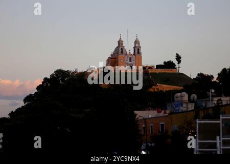 Cholula, Mexiko. 19 ottobre 2024. Cholula de Rivadavia, Puebla, Messico; 10.20.2024.- Cholula (il suo nome significa luogo di fuga), città multiculturale con grandi radici indigene, accoglie i visitatori con piramidi nascoste sotto le colline con chiese che le coronano, gastronomia sincretica, gente amichevole e chiamata città magica, con circa 365 cupole di templi cattolici, un vulcano attivo e musica notturna. Crediti: Juan Carlos Rojas/dpa/Alamy Live News Foto Stock