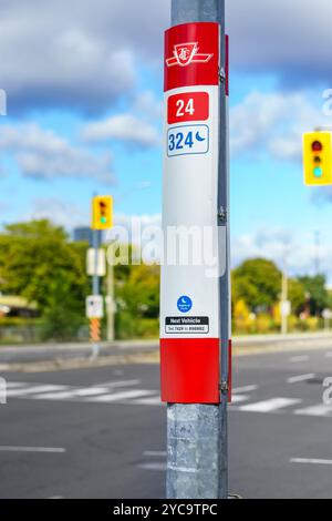 Un cartello con la fermata dell'autobus Toronto Transit Commission (TTC) per la linea 24 su Victoria Park Ave. Foto Stock