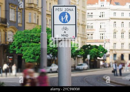 Praga, Repubblica Ceca, 3 agosto 2023. Segnale stradale. Zona pedonale. Foto Stock