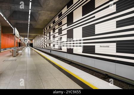 Germania, Monaco, Baviera, 29 luglio 2023. Stazione della metropolitana vuota di Oberwiesenfeld. Piattaforma. Design degli interni. Foto Stock