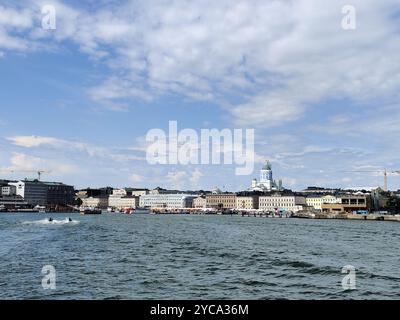 Helsinki, Finlandia - luglio 25 2024: Centro città di Helsinki, capitale della Repubblica di Finlandia, vista dal mare in estate Foto Stock