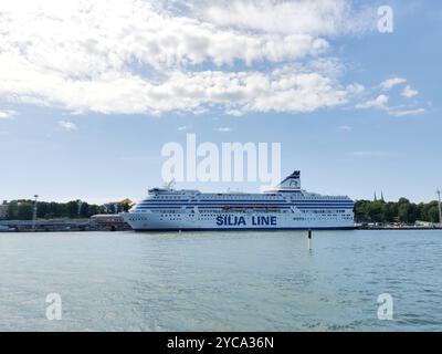 Helsinki, Finlandia - luglio 25 2024: Centro città di Helsinki, capitale della Repubblica di Finlandia, vista dal mare in estate Foto Stock