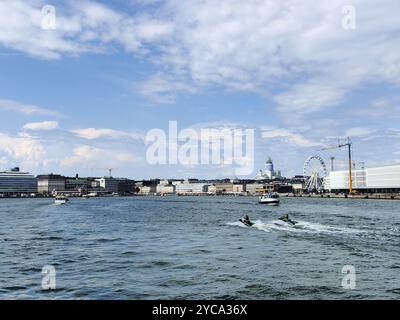 Helsinki, Finlandia - luglio 25 2024: Centro città di Helsinki, capitale della Repubblica di Finlandia, vista dal mare in estate Foto Stock