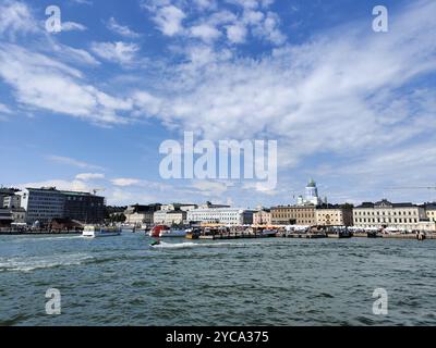 Helsinki, Finlandia - luglio 25 2024: Centro città di Helsinki, capitale della Repubblica di Finlandia, vista dal mare in estate Foto Stock