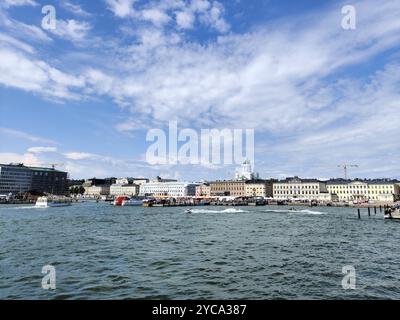 Helsinki, Finlandia - luglio 25 2024: Centro città di Helsinki, capitale della Repubblica di Finlandia, vista dal mare in estate Foto Stock