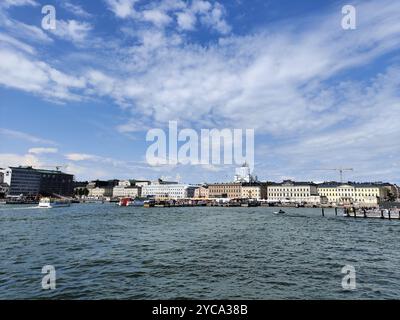 Helsinki, Finlandia - luglio 25 2024: Centro città di Helsinki, capitale della Repubblica di Finlandia, vista dal mare in estate Foto Stock