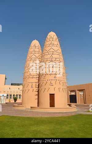 Pigeon Towers, enormi birdhouse di argilla che aiutano a mantenere freschi gli uccelli nel caldo del deserto, situato al Katara Cultural Village di Doha, Qatar. Foto Stock