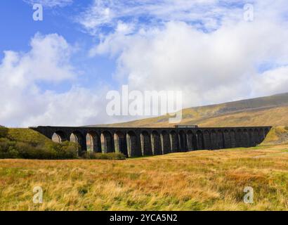 L'iconico viadotto Ribblehead nel North Yorkshire, Regno Unito, trasporta le Settle-Carlisle Railways attraverso le brughiere del North Yorkshire Foto Stock