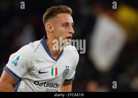 Davide Frattesi di Inter guarda durante la partita di calcio DI serie A COME Roma - Inter FC Stadio Olimpico il 20 ottobre 2024 a Roma, Italia Foto Stock