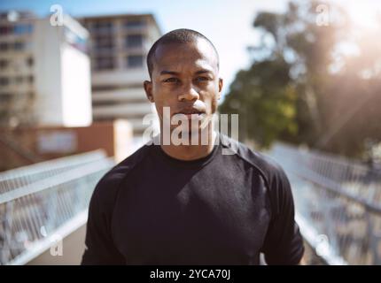 Uomo nero, corridore e ritratto in città per il fitness, la salute e iniziare l'allenamento al mattino sul ponte. Atleta africana, persona e all'aperto in città per Foto Stock