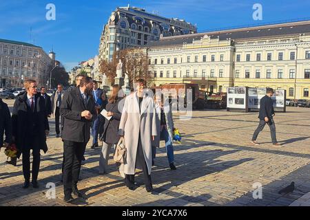 Kiew, Ucraina. 22 ottobre 2024. Il ministro dell'istruzione Bettina Stark-Watzinger (M, FDP) con il ministro dell'istruzione ucraino oxen Lissowyj (2° da sinistra) in un tour congiunto di Michaelplatz durante la loro visita a Kiev. Il ministro dell'istruzione Bettina Stark-Watzinger (FDP) si reca nella capitale Ucraina per la seconda volta dall'invasione russa del 2022. Crediti: Andreas Stein/dpa/Alamy Live News Foto Stock