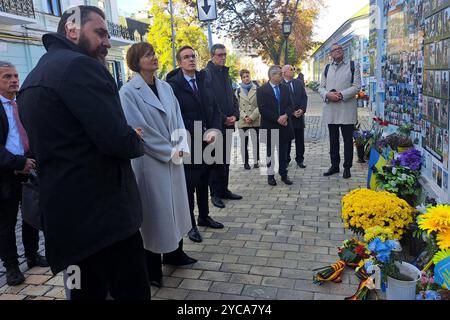 Kiew, Ucraina. 22 ottobre 2024. Il ministro dell'istruzione Bettina Stark-Watzinger (2° da sinistra, FDP) si trova accanto al ministro dell'istruzione ucraino oxen Lissowyj (l) in una cerimonia congiunta di posa di fiori presso il muro commemorativo dei soldati ucraini morti in guerra su un muro esterno del monastero di San Michele. Il ministro dell'istruzione Bettina Stark-Watzinger (FDP) si reca nella capitale Ucraina Kiev per la seconda volta dall'invasione russa del 2022. Crediti: Andreas Stein/dpa/Alamy Live News Foto Stock