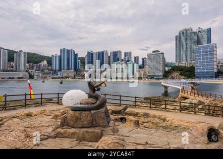 Statue sulla spiaggia di Songdo a Busan, Corea del Sud Foto Stock