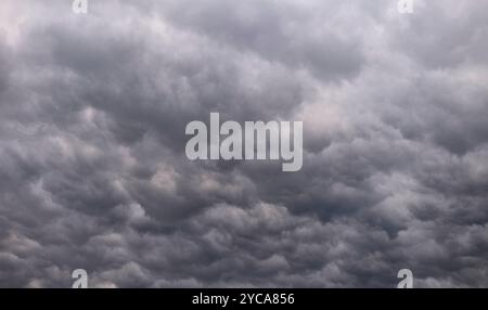 Treviri Germania 2 ottobre 2024 drammatiche nuvole di tempesta scura possibilmente Mammatus Foto Stock