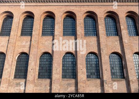 Treviri Germania 2 ottobre 2024 dettaglio della muratura e delle finestre di Konstantinbasilika. basilica di Costantino. Foto Stock