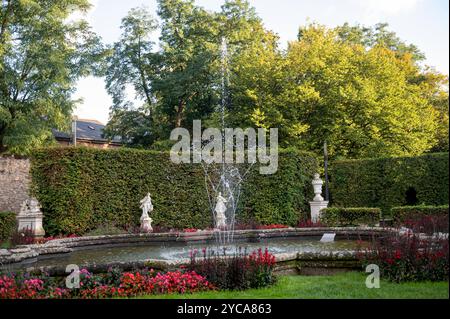 Treviri Germania 2 ottobre 2024 Palazzo elettorale / Kurfürstliches Palais. Giardini formali. Fontana. Funzione acquatica. Rokoko-Palais , palaisgarten Foto Stock