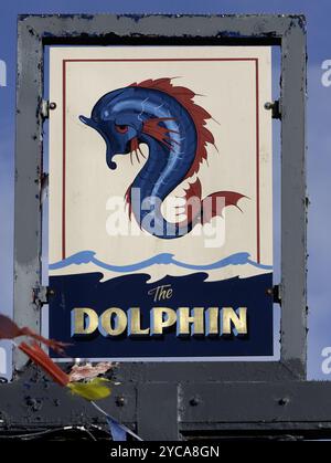 Insegna tradizionale da pub appeso al Dolphin Inn - Public House - Rock-a-Nore Road, Hastings, East Sussex, Inghilterra, Regno Unito Foto Stock