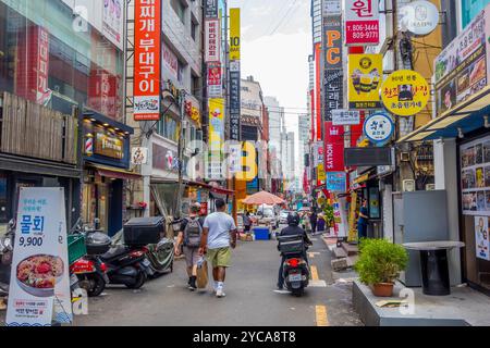 Fotografia di strada nella vivace area di Seomyeon a Busan, Corea del Sud Foto Stock