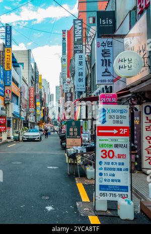 Fotografia di strada nella vivace area di Seomyeon a Busan, Corea del Sud Foto Stock