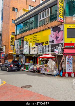 Fotografia di strada nella vivace area di Seomyeon a Busan, Corea del Sud Foto Stock