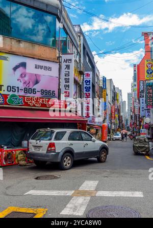 Fotografia di strada nella vivace area di Seomyeon a Busan, Corea del Sud Foto Stock